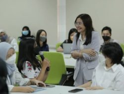 Prilly Latuconsina Resmi Jadi Dosen