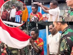 Minanggen Murib, Mantan Anggota OPM Bertobat, Cium Bendera Merah Putih dan Ikrar Setia pada NKRI