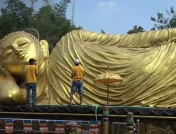 Sambut Waisak, Patung Buddha Terbesar di Indonesia di Vihara Mojokerto Dibersihkan