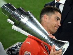 Portugal Juara UEFA Nations League 2025, Cristiano Ronaldo Angkat Tropy Kemenangan