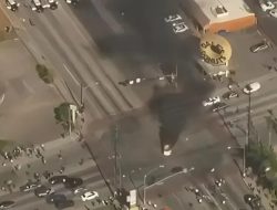 Kerusuhan Besar di Los Angeles AS memgakibat kan Mobil di Bakar dan Toko- roko di Jarah