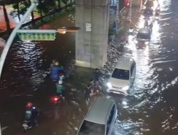 Banjir Akibat Hujan Deras Lumpuhkan Lalu Lintas di Cipulir, Jakarta Selatan