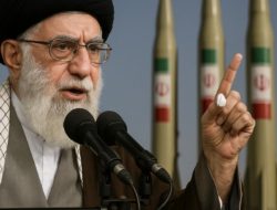 Khamenei Tegas: “Kami Tidak Akan Menunjukkan Belas Kasihan terhadap Zionis”