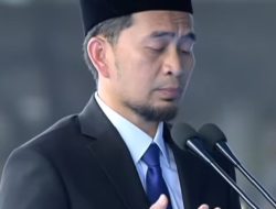 Ustadz Adi Hidayat Pimpin Doa dalam Peringatan HUT Bhayangkara ke-79
