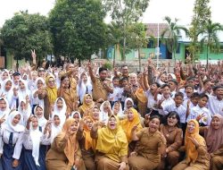 Bupati Asri Ludin Tambunan, Hadiri Upacara Bendera Perdana di SMP Negeri 2 Galang.