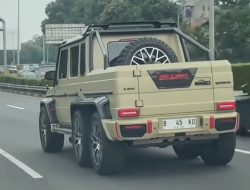 Penampakan Langka: Mercedes-Benz Berroda 6 Melintas di Jalan Tol Jakarta