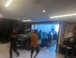 Ribuan Massa Geruduk Rumah Ahmad Sahroni, Mobil Mewah dan Barang-Barang Dihancurkan