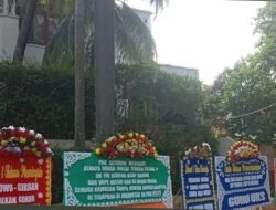 Rumah Presiden Prabowo di Kertanegara Dibanjiri Karangan Bunga Kritik: “Rakyat Butuh Gizi, Bukan Rokok!”