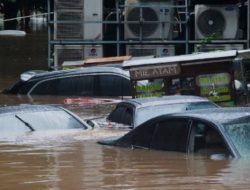 Banjir Rob Rendam Kawasan Kemang, Aktivitas Warga Terganggu Parah
