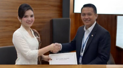 Headline: Ubah Kontroversi Jadi Prestasi, Khairunnisa ‘Pramugari Gadungan’ Terima Beasiswa Pendidikan Aviasi