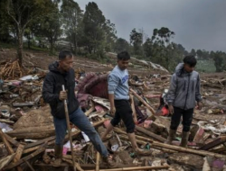 Cisarua Berduka: Longsor Dahsyat Timbun 30 Rumah, 8 Tewas dan Puluhan Warga Masih Hilang