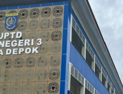 Miris! 17 Kelas SMPN 3 Depok Tak Punya Meja dan Kursi, Siswa Terpaksa Bawa Meja Lipat Sendiri
