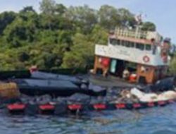Kapal Pengangkut Limbah Kandas di Perairan Batam, Ratusan Karung Limbah B3 Tumpah ke Laut