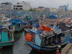 Ribuan Kapal Nelayan Menumpuk di Pelabuhan Muara Angke