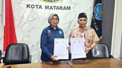 Ketua BNN Kota Mataram Kombespol Yuanita dan Ketua Kwarcab Kota Mataram, H. Didi Sumardi, SH memperlihatkan PKS pembentukan Pramuka Anti Narkoba, Kamis (23/4).