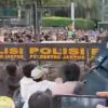 DRAMATIS: Demo Mahasiswa di Depan Gedung Parlemen Memanas, Massa Nekat Terobos Blokade Polisi