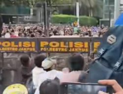DRAMATIS: Demo Mahasiswa di Depan Gedung Parlemen Memanas, Massa Nekat Terobos Blokade Polisi