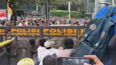 DRAMATIS: Demo Mahasiswa di Depan Gedung Parlemen Memanas, Massa Nekat Terobos Blokade Polisi