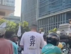 Kantor Hotman Paris di Kelapa Gading Didemo Massa, Desak Klarifikasi atas Pernyataan Kontroversial