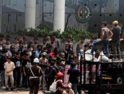 Suasana Memanas, Massa Kembali Geruduk Kejagung Desak Penahanan Eks Jampidsus Febrie Adriansyah
