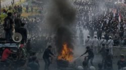Aksi Unjuk Rasa di Patung Kuda Memanas, Massa Bakar Ban Bekas dan Atribut ditengah Jalan