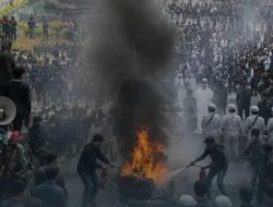 Aksi Unjuk Rasa di Patung Kuda Memanas, Massa Bakar Ban Bekas dan Atribut ditengah Jalan