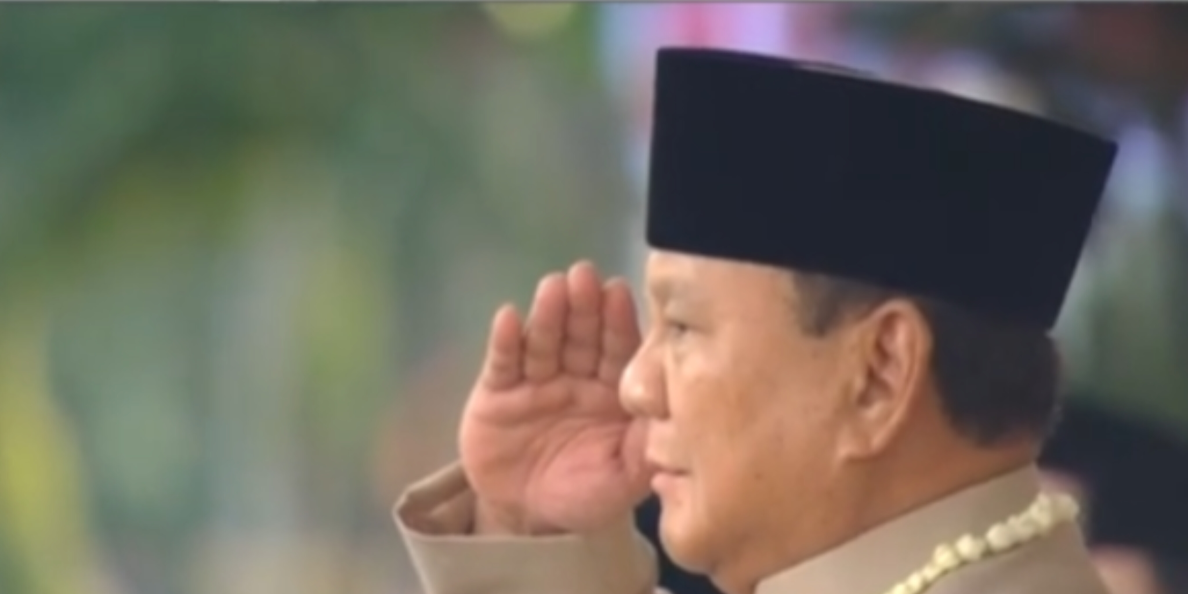 Khidmat dan Presisi, Presiden Pimpin Upacara Penurunan Bendera Sang Merah Putih di Istana Merdeka
