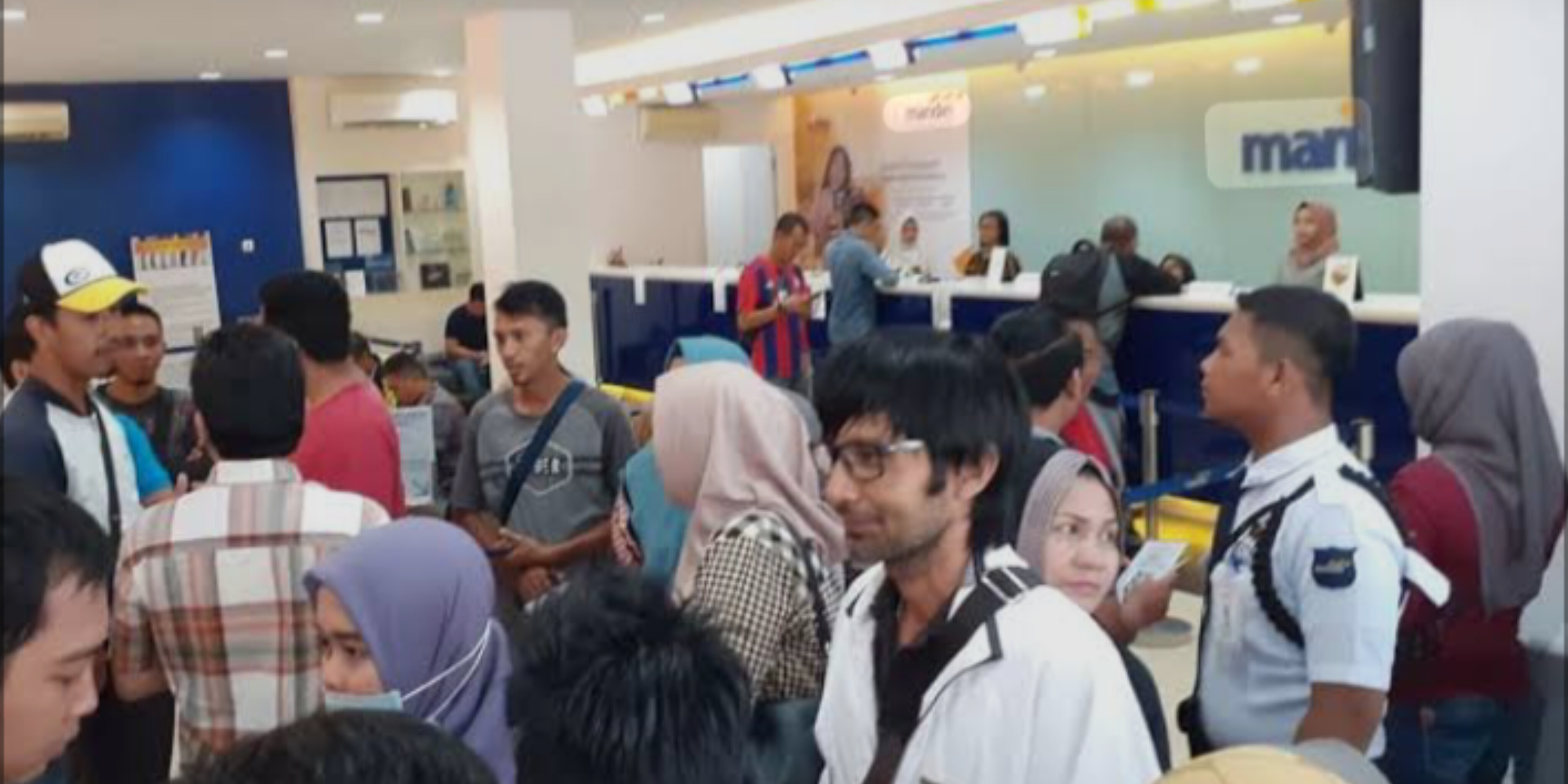 Diduga Saldo Berkurang Misterius, Puluhan Nasabah Datangi Kantor Bank Mandiri untuk Tarik Dana