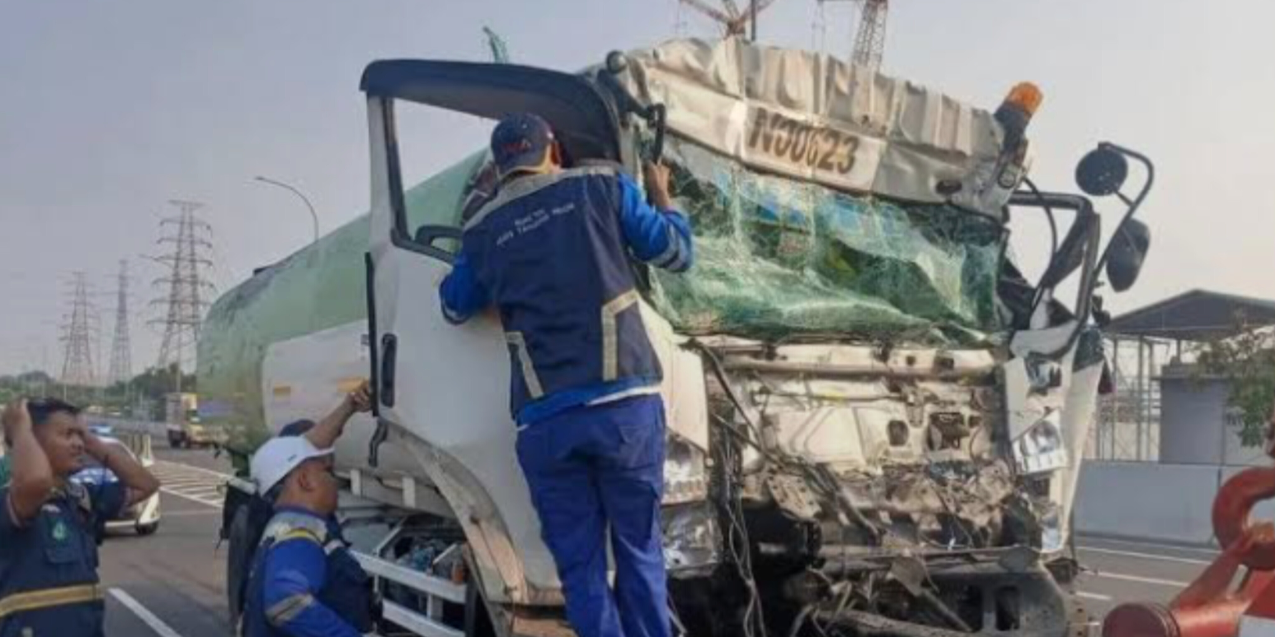 Diduga Microsleep, Sopir Truk Tangki Tewas Terjepit Usai Tabrak Trailer di Tol Cakung-Cilincing