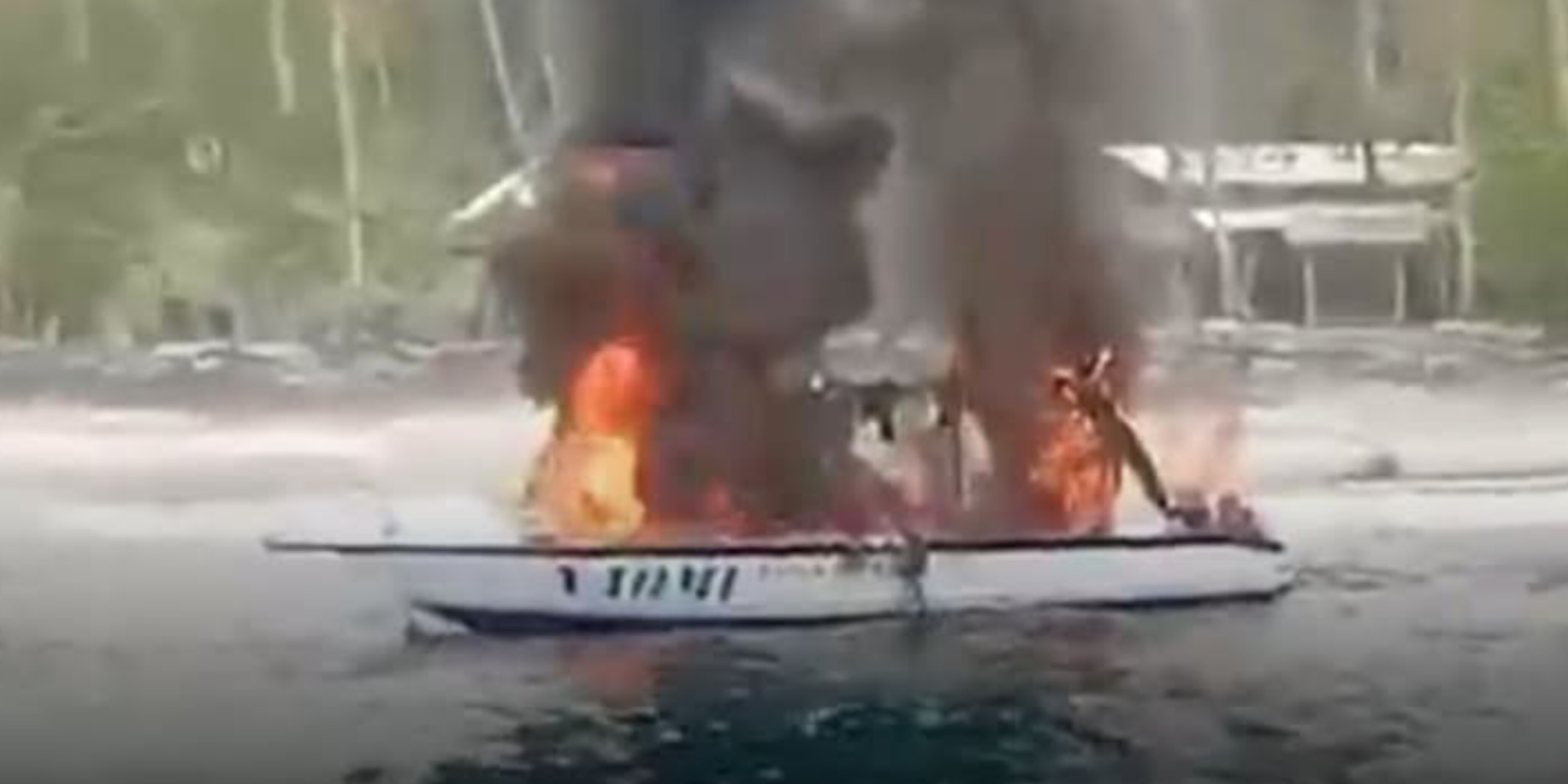PERAHU PENGANGKUT 4 WNA RUSIA TERBAKAR SAAT SNORKELING DI NUSA PENIDA, SELURUH PENUMPANG SELAMAT